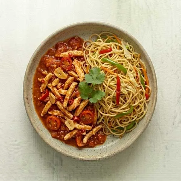 Garlic Tomato Chicken With Hakka Noodle